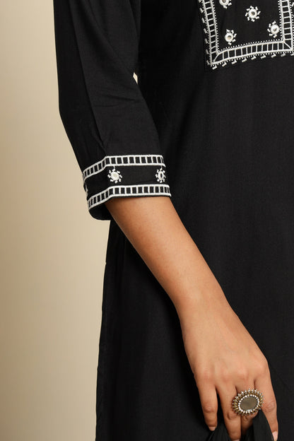 Black Royan Straight Kurta with Embroidered V- Nack and Pant with Dupatta 8th
