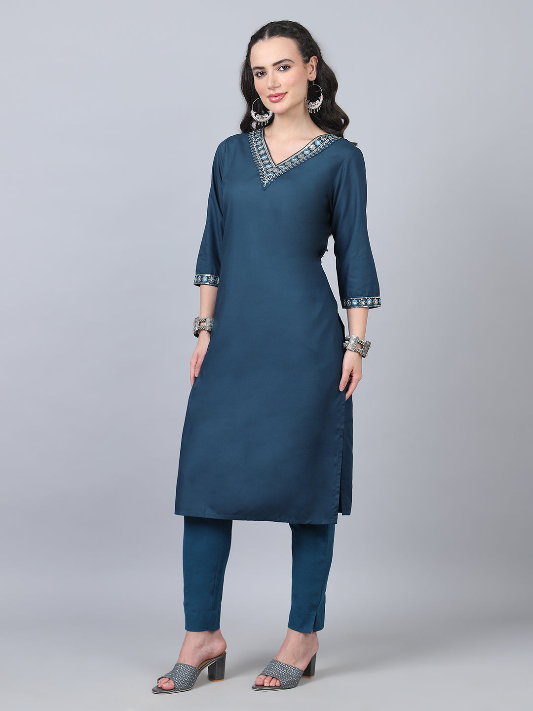 Flamboyant Blue Solid Straight Women Kurta 4th
